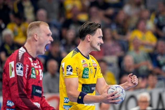from left David Späth goalkeeper, RNL, 29 , Robert Timmermeister RNL, 7 , player of Rhein Neckar Löwen, looking disappointed, disappointment, frustration, disappointed, pessimistic, action, action scene, 03 09 2025, Mannheim Germany , Handball, Bundesliga, Rhein Neckar Löwen TSV GWD Minden xozx