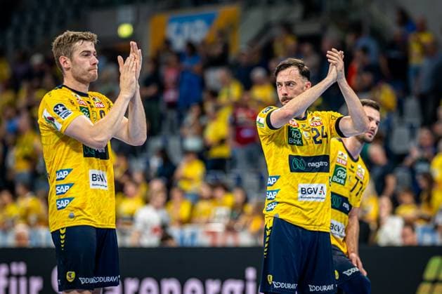 1 Handball Bundesliga, DAIKIN HBL, Rhein Neckar Löwen GWD Minden 03 09 2025 Players Patrick Groetzki 24 Rhein Neckar Löwen and Tim Nothdurft 8 Rhein Neckar Löwen of the Rhein Neckar Löwen applaud together in the SAP Arena 1 Handball Bundesliga, Rhein Neckar Löwen - GWD Minden, Mannheim, SAP Arena, 03 09 2025 Copyright: xBEAUTIFULxSPORTS Gelhardtx