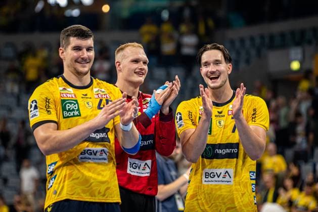 1 Handball Bundesliga, DAIKIN HBL, Rhein Neckar Löwen GWD Minden 03 09 2025 Players Robert Timmermeister 7 Rhein Neckar Löwen , David Späth 29 Rhein Neckar Löwen and Halil Jaganjac 45 Rhein Neckar Löwen of Rhein Neckar Löwen applaud together in the SAP Arena 1 Handball Bundesliga, Rhein Neckar Löwen - GWD Minden, Mannheim, SAP Arena, 03 09 2025 Copyright: xBEAUTIFULxSPORTS Gelhardtx