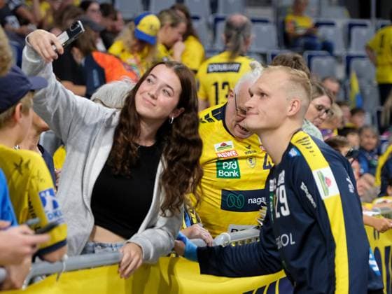 HBL Handball Bundesliga Season 2025 26 Mannheim SAP Arena 03 09 2025 Rhein Neckar Löwen rnl GWD Minden gwd 27 24 Selfie with goalkeeper David SPAETH Rhein Neckar Löwen HBL Handball Bundesliga