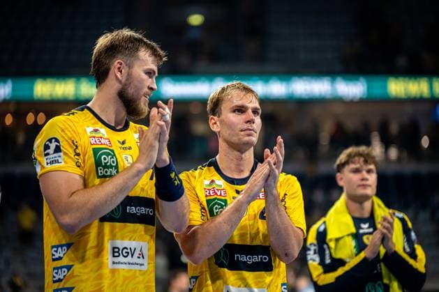1 Handball Bundesliga, DAIKIN HBL, Rhein Neckar Löwen GWD Minden 03 09 2025 Rhein Neckar Löwen player Mathias Larson 4 Rhein Neckar Löwen , Patrick Groetzki 24 Rhein Neckar Löwen and Haukur Thrastarson 25 Rhein Neckar Löwen applaud together in the SAP Arena 1 Handball Bundesliga, Rhein Neckar Löwen - GWD Minden, Mannheim, SAP Arena, 03 09 2025 Copyright: xBEAUTIFULxSPORTS Gelhardtx