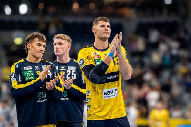 1 Handball Bundesliga, DAIKIN HBL, Rhein Neckar Löwen GWD Minden 03 09 2025 Three Rhein Neckar Löwen players Sebastian Heymann 13 Rhein Neckar Löwen , Gino Steenaerts 14 Rhein Neckar Löwen and Haukur Thrastarson 25 Rhein Neckar Löwen applaud in the SAP Arena 1 Handball Bundesliga, Rhein Neckar Löwen - GWD Minden, Mannheim, SAP Arena, 03 09 2025 Copyright: xBEAUTIFULxSPORTS Gelhardtx