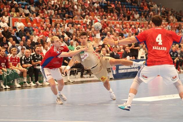 Handball Daikin Handball Bundesliga 2025 2026 Handball Sport Verein Hamburg vs TSV Hannover Burgdorf Oliver Norlyk Hamburg ,Renars Uscins Hannover ,Successful shot on goal,Andreas Magaard Hamburg , Sporthalle Hamburg Hamburg Hamburg