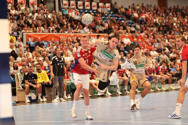 Handball Daikin Handball Bundesliga 2025 2026 Handball Sport Verein Hamburg vs TSV Hannover Burgdorf Andreas Magaard Hamburg ,Leif Tissier Hannover ,Successful shot on goal,Renars Uscins Hannover , Sporthalle Hamburg Hamburg Hamburg