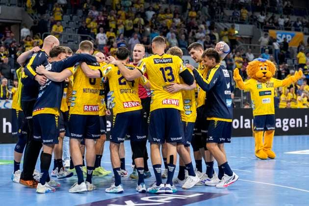 Rhein Neckar Löwen players, cheering after the final whistle, joy about the victory, winner, winners, cheers, cheering, cheerful, positive, happy, rejoicing, optimistic, highlight, action, 03 09 2025, Mannheim Germany , Handball, Bundesliga, Rhein Neckar Löwen TSV GWD Minden xozx