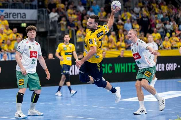 from left Philipp Vorlicek GWD, 22 , Dani Baijens RNL, 77 , Karolis Antanavicius GWD, 8 , during jump shot, throw, goal shot, action, action scene, 03 09 2025, Mannheim Germany , Handball, Bundesliga, Rhein Neckar Löwen TSV GWD Minden xozx
