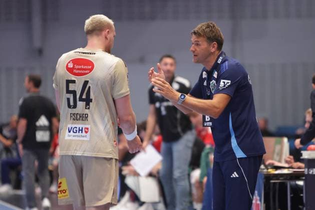 GER, xFSx, Hamburg,1 Daikin HBL Handball Bundesliga, Herren ,Saison 2025 2026 ,DHB, 2 Spieltag , HSV Handball vs TSV Hannover Burgdorf, in der Sporthalle Hamburg , 03 09 2025 , v l Justus Fischer 54, TSV Hannover Burgdorf gets instructions from coach Rayco Rodriguez Plata TSV Hannover Burgdorf Copyright: HMBxMedia FernandoxSoares