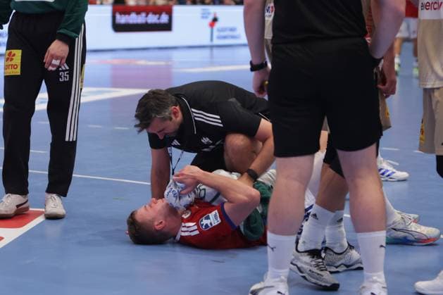 GER, xFSx, Hamburg,1 Daikin HBL Handball Bundesliga, Herren ,Saison 2025 2026 ,DHB, 2 Spieltag , HSV Handball vs TSV Hannover Burgdorf, in der Sporthalle Hamburg , 03 09 2025 , v l Moritz Sauter 33, HSV Hamburg Handball lies injured on the floor Copyright: HMBxMedia FernandoxSoares