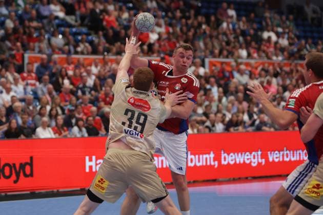 GER, xFSx, Hamburg,1 Daikin HBL Handball Bundesliga, Herren ,Saison 2025 2026 ,DHB, 2 Spieltag , HSV Handball vs TSV Hannover Burgdorf, in der Sporthalle Hamburg , 03 09 2025 , v l Lukas Stutzke 39, TSV Hannover Burgdorf , Moritz Sauter 33, HSV Hamburg Handball Copyright: HMBxMedia FernandoxSoares