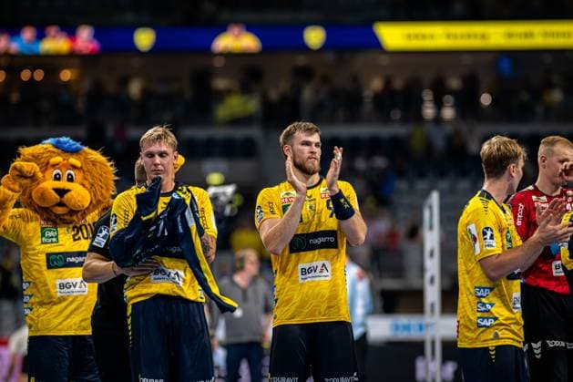 1 Handball Bundesliga, DAIKIN HBL, Rhein Neckar Löwen GWD Minden 03 09 2025 Players Steven Plucnar Jacobsen 9 Rhein Neckar Löwen and Edwin Aspenbäck 78 Rhein Neckar Löwen of Rhein Neckar Löwen applaud after the match in the SAP Arena 1 Handball Bundesliga, Rhein Neckar Löwen - GWD Minden, Mannheim, SAP Arena, 03 09 2025 Copyright: xBEAUTIFULxSPORTS Gelhardtx