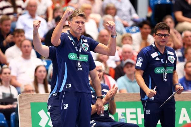 Christian Prokop Coach, TSV Hannover Burgdorf cheers Handball I Men I Bundesliga Daikin HBL I Season 2025 2026 I 2 Matchday I HSV Hamburg TSV Hannover Burgdorf I 03 09 2025 I Sporthalle Hamburg