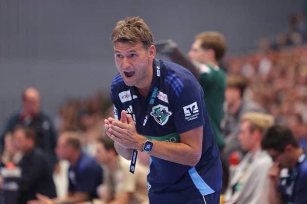 GER, xFSx, Hamburg,1 Daikin HBL Handball Bundesliga, Herren ,Saison 2025 2026 ,DHB, 2 Spieltag , HSV Handball vs TSV Hannover Burgdorf, in der Sporthalle Hamburg , 03 09 2025 , v l Trainer Rayco Rodriguez Plata TSV Hannover Burgdorf cheers on his team Copyright: HMBxMedia FernandoxSoares
