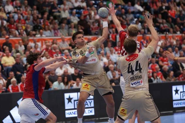 GER, xFSx, Hamburg,1 Daikin HBL Handball Bundesliga, Herren ,Saison 2025 2026 ,DHB, 2 Spieltag , HSV Handball vs TSV Hannover Burgdorf, in der Sporthalle Hamburg , 03 09 2025 , v l Renars Uscins 10, TSV Hannover Burgdorf throws the ball Copyright: HMBxMedia FernandoxSoares