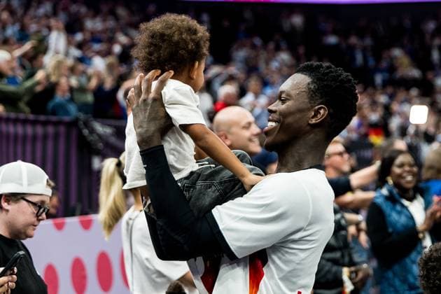 FIBA EuroBasket 2025: Finnland - Deutschland; 03.09.2025 Dennis Schröder (Deutschland, 17) lachend mit seinem jüngsten Sohn FIBA EuroBasket 2025: Finnland - Deutschland, Tampere, Nokia Arena am 03.09.2025 *** FIBA EuroBasket 2025 Finland Germany 03 09 2025 Dennis Schröder Germany, 17 laughing with his youngest son FIBA EuroBasket 2025 Finland Germany, Tampere, Nokia Arena on 03 09 2025 Copyright: xBEAUTIFULxSPORTS Wunderlx