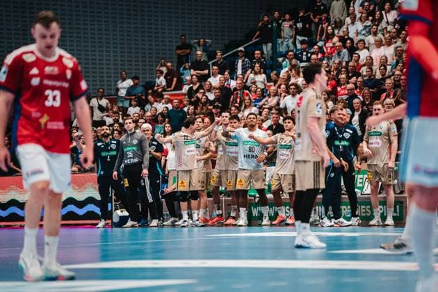 HBL HSV Hamburg vs TSV Hannover Burgdorf, 03 09 25 The bench of TSV Hannover Burgdorf celebrates the victory HBL HSV Hamburg vs TSV Hannover Burgdorf on 03 09 2025 at Sporthalle Hamburg, Hamburg Copyright: xBEAUTIFULxSPORTS Tonhäuserx