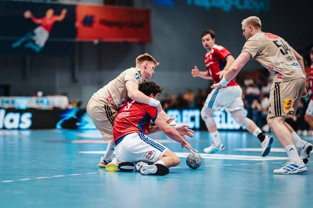 HBL HSV Hamburg vs TSV Hannover Burgdorf, 03 09 25 Elias Kofler HSV Hamburg, 6 and Vilhelm Poulsen TSV Hannover Burgdorf, 9 fight for the ball on the ground HBL HSV Hamburg vs TSV Hannover Burgdorf on 03 09 2025 at Sporthalle Hamburg, Hamburg Copyright: xBEAUTIFULxSPORTS Tonhäuserx
