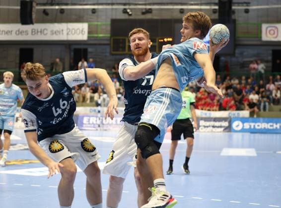 from l Julian Fuchs Bergischer HC 46 , Johannes Wasielewski Bergischer HC 77 , Andri Runarsson HC Erlangen 04 Bergischer HC 06 vs HC Erlangen, Matchday 2, Handball, DAIKIN HBL, Season 2025 2026, 03 09 2025 Bergischer HC 06 vs HC Erlangen, Matchday 2, Handball, DAIKIN HBL, Season 2025 2026, 03 09 2025 Wuppertal Copyright: xEibner-Pressefoto ThomasxStoeckex EP_TSR