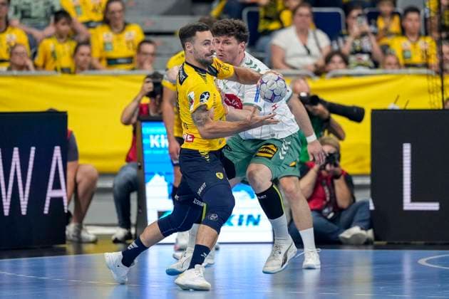 v li Dani Baijens RNL, 77 , Philipp Vorlicek GWD, 22 , duel, duel, tackle, tackling, dynamics, action, action, 03 09 2025, Mannheim Germany , Handball, Bundesliga, Rhein Neckar Löwen TSV GWD Minden xozx