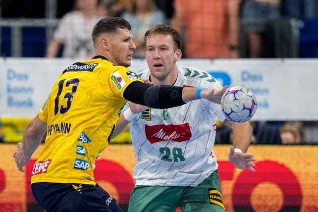 v li Sebastian Heymann RNL, 13 , Tom Bergner GWD, 28 , duel, duel, tackle, tackling, dynamics, action, action, 03 09 2025, Mannheim Germany , Handball, Bundesliga, Rhein Neckar Löwen TSV GWD Minden xozx