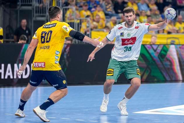 from left Jannik Kohlbacher RNL, 80 , Malte Donker GWD, 39 , Action, Action, Game scene, 03 09 2025, Mannheim Germany , Handball, Bundesliga, Rhein Neckar Löwen TSV GWD Minden xozx