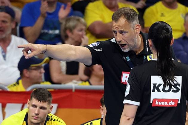 03 09 2025, xrekx, Handball Daikin HBL, Rhein Neckar Loewen GWD Minden v l Maik Machulla Trainer Rhein Necker Loewen gibt Anweisungen, gestikuliert, mit den Armen gestikulieren gives instructions, gesticulate DFL DFB REGULATIONS PROHIBIT ANY USE OF PHOTOGRAPHS as IMAGE SEQUENCES and or QUASI VIDEO Mannheim