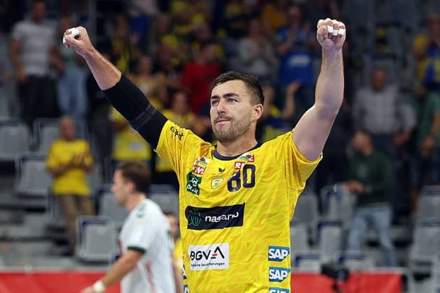 03 09 2025, xrekx, Handball Daikin HBL, Rhein Neckar Loewen GWD Minden v l Jannik Kohlbacher Rhein Necker Loewen Mannschaft, Spieler, jubeln nach Spielende, Team, Player, celebrate at the end of the match DFL DFB REGULATIONS PROHIBIT ANY USE OF PHOTOGRAPHS as IMAGE SEQUENCES and or QUASI VIDEO Mannheim