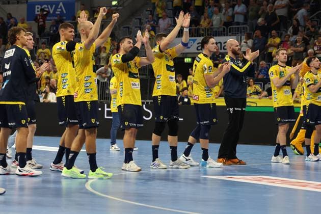 03 09 2025, xrekx, Handball Daikin HBL, Rhein Neckar Loewen GWD Minden v l Jannik Kohlbacher Rhein Necker Loewen thanks the fans, the player thanks the fans for their support DFL DFB REGULATIONS PROHIBIT ANY USE OF PHOTOGRAPHS as IMAGE SEQUENCES and or QUASI VIDEO Mannheim