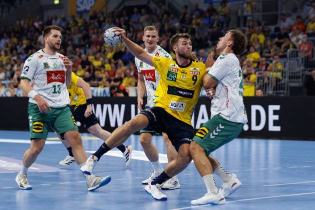 Steven Plucnar Jacobsen Rhein Neckar Loewen in duel with Ian Weber GWD Minden and Tom Bergner GWD Minden , Rhein Neckar Loewen vs GWD Minden, Handball, DAIKIN HBL, 2 Spieltag, Saison 2025 2026, 03 09 2025 DFB regulations prohibit any use of photographs as image sequences and or quasi video Rhein Neckar Loewen vs GWD Minden, Handball, DAIKIN HBL, 2 Spieltag, Saison 2025 2026, 03 09 2025 Copyright: xEibner-Pressefoto AlexanderxNeisx EP_ANS