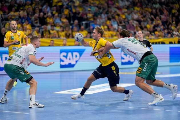 v li Karolis Antanavicius GWD, 8 , Mathias Larson RNL, 4 , Tom Bergner GWD, 28 , duel, duel scene, duel, tackle, tackling, dynamics, action, action, 03 09 2025, Mannheim Germany , Handball, Bundesliga, Rhein Neckar Löwen TSV GWD Minden xozx