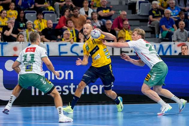 from left Mats Korte GWD, 11 , Lukas Sandell RNL, 11 , Niclas Benedict Heitkamp GWD, 23 , duel, duel, tackle, tackling, dynamics, action, action, 03 09 2025, Mannheim Germany , Handball, Bundesliga, Rhein Neckar Löwen TSV GWD Minden xozx