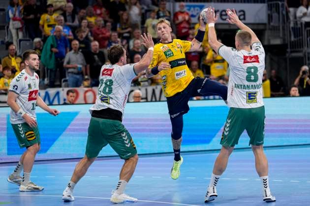 from left Ian Weber GWD, 13 , Tom Bergner GWD, 28 , Edwin Aspenbäck RNL, 78 , Karolis Antanavicius GWD, 8 , during jump shot, throw, goal shot, action, action scene, 03 09 2025, Mannheim Germany , Handball, Bundesliga, Rhein Neckar Löwen TSV GWD Minden xozx