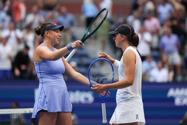 Iga Swiatek congratulates the winner Amanda Anisimova blue US Open Championships 2023, USTA Billie Jean King National Tennis Center, Flushing Meadows, New York, USA Copyright: xJuergenxHasenkopfx