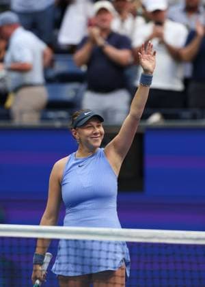 Winner Amanda Anisimova waves and thanks the crowd, fans after the win, US Open Championships 2023, USTA Billie Jean King National Tennis Center, Flushing Meadows, New York, USA Copyright: xJuergenxHasenkopfx