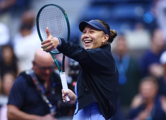 2025 US Open Tennis Championships, Day Eleven, Billy Jean-King Tennis Centre, Flushing Meadows, New York, USA, 03 09 2025 Amanda Anisimova (USA) gives a thumbs up to her team following her Quarter Final match win against Iga Swiatek (POL) in the 2025 US Open at Flushing Meadows New York Billy Jean King Tennis Centre, Flushing Meadows New York USA Copyright: xMarkxGreenwoodx