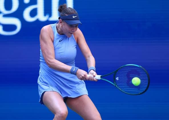 2025 US Open Tennis Championships, Day Eleven, Billy Jean-King Tennis Centre, Flushing Meadows, New York, USA, 03 09 2025 Amanda Anisimova (USA) in action during her Quarter Final match win against Iga Swiatek (POL) in the 2025 US Open at Flushing Meadows New York Billy Jean King Tennis Centre, Flushing Meadows New York USA Copyright: xMarkxGreenwoodx