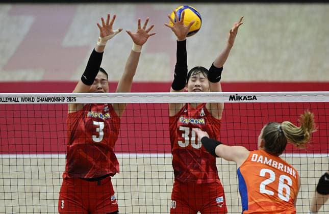 (250904) -- BANGKOK, Sept. 4, 2025 -- Shimamura Haruyo (L) and Kitamado Ayane (C) of Japan block during the quarterfinal match between the Netherlands and Japan at the Volleyball Women s World Championship, WM, Weltmeisterschaft in Bangkok, Thailand, Sept. 3, 2025. ) (SP)THAILAND-BANGKOK-VOLLEYBALL-WOMEN S WORLD CHAMPIONSHIP-THE NETHERLANDS VS JAPAN HouxZhaokang 