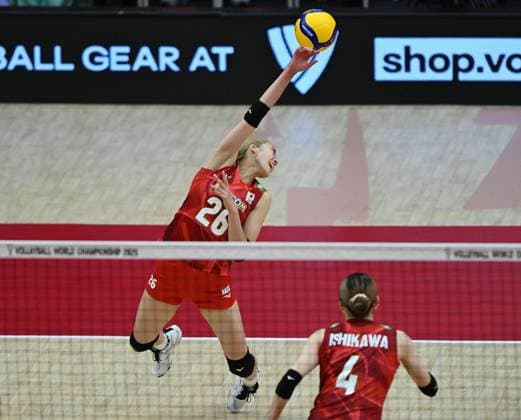 (250904) -- BANGKOK, Sept. 4, 2025 -- Sato Yoshino (L) of Japan tries to save the ball during the quarterfinal match between the Netherlands and Japan at the Volleyball Women s World Championship, WM, Weltmeisterschaft in Bangkok, Thailand, Sept. 3, 2025. ) (SP)THAILAND-BANGKOK-VOLLEYBALL-WOMEN S WORLD CHAMPIONSHIP-THE NETHERLANDS VS JAPAN HouxZhaokang 