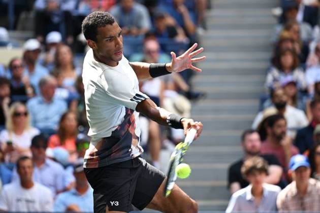 (250904) -- NEW YORK, Sept. 4, 2025 -- Felix Auger-Aliassime of Canada hits a return during the men s singles quarterfinal match against Alex de Minaur of Australia at the 2025 US Open tennis championships in New York, the United States, Sept. 3, 2025. ) (SP)U.S.-NEW YORK-TENNIS-US OPEN-MEN S SINGLES-AUGER-ALIASSIME VS DE MINAUR LixRui 