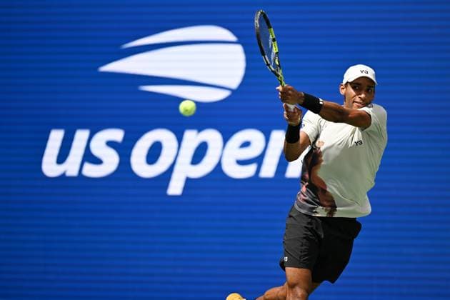 (250904) -- NEW YORK, Sept. 4, 2025 -- Felix Auger-Aliassime of Canada hits a return during the men s singles quarterfinal match against Alex de Minaur of Australia at the 2025 US Open tennis championships in New York, the United States, Sept. 3, 2025. ) (SP)U.S.-NEW YORK-TENNIS-US OPEN-MEN S SINGLES-AUGER-ALIASSIME VS DE MINAUR LixRui 