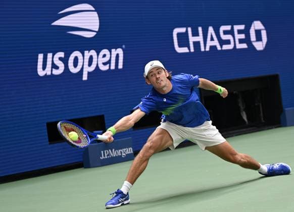 (250904) -- NEW YORK, Sept. 4, 2025 -- Alex de Minaur of Australia hits a return during the men s singles quarterfinal match against Felix Auger-Aliassime of Canada at the 2025 US Open tennis championships in New York, the United States, Sept. 3, 2025. ) (SP)U.S.-NEW YORK-TENNIS-US OPEN-MEN S SINGLES-AUGER-ALIASSIME VS DE MINAUR LixRui 