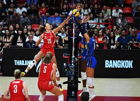 (250904) -- BANGKOK, Sept. 4, 2025 -- Martyna Czyrnianska (top L) of Poland spikes the ball during the quarterfinal match between Italy and Poland at the Volleyball Women s World Championship, WM, Weltmeisterschaft in Bangkok, Thailand, Sept. 3, 2025. ) (SP)THAILAND-BANGKOK-VOLLEYBALL-WOMEN S WORLD CHAMPIONSHIP-ITALY VS POLAND HouxZhaokang 