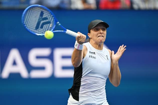 (250904) -- NEW YORK, Sept. 4, 2025 -- Iga Swiatek hits a return during the women s singles quarterfinal match between Amanda Anisimova of the United States and Iga Swiatek of Poland at the 2025 US Open tennis championships in New York, the United States, Sept. 3, 2025. ) (SP)U.S.-NEW YORK-TENNIS-US OPEN-WOMEN S SINGLES-QUARTERFINALS LixRui 