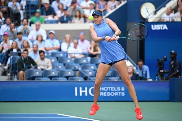 (250904) -- NEW YORK, Sept. 4, 2025 -- Amanda Anisimova hits a return during the women s singles quarterfinal match between Amanda Anisimova of the United States and Iga Swiatek of Poland at the 2025 US Open tennis championships in New York, the United States, Sept. 3, 2025. ) (SP)U.S.-NEW YORK-TENNIS-US OPEN-WOMEN S SINGLES-QUARTERFINALS LixRui 