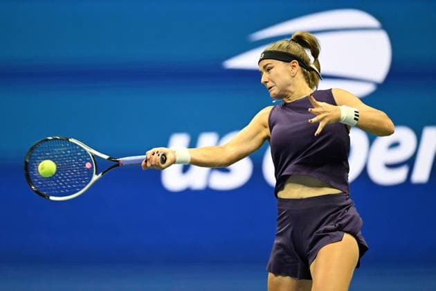 (250904) -- NEW YORK, Sept. 4, 2025 -- Karolina Muchova hits a return during the women s singles quarterfinal match between Osaka Naomi of Japan and Karolina Muchova of the Czech Republic at the 2025 US Open tennis championships in New York, the United States, Sept. 3, 2025. ) (SP)U.S.-NEW YORK-TENNIS-US OPEN-WOMEN S SINGLES-QUARTERFINALS LixRui 
