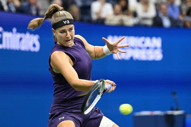 (250904) -- NEW YORK, Sept. 4, 2025 -- Karolina Muchova hits a return during the women s singles quarterfinal match between Osaka Naomi of Japan and Karolina Muchova of the Czech Republic at the 2025 US Open tennis championships in New York, the United States, Sept. 3, 2025. ) (SP)U.S.-NEW YORK-TENNIS-US OPEN-WOMEN S SINGLES-QUARTERFINALS LixRui 