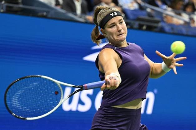 (250904) -- NEW YORK, Sept. 4, 2025 -- Karolina Muchova hits a return during the women s singles quarterfinal match between Osaka Naomi of Japan and Karolina Muchova of the Czech Republic at the 2025 US Open tennis championships in New York, the United States, Sept. 3, 2025. ) (SP)U.S.-NEW YORK-TENNIS-US OPEN-WOMEN S SINGLES-QUARTERFINALS LixRui 