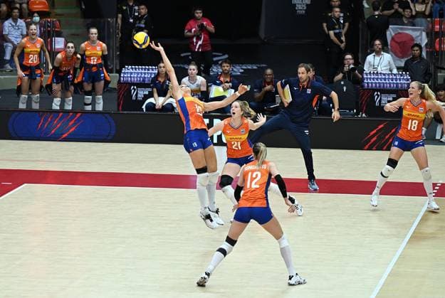 (250904) -- BANGKOK, Sept. 4, 2025 -- Nika Daalderop (L) of the Netherlands tries to save the ball during the quarterfinal match between the Netherlands and Japan at the Volleyball Women s World Championship, WM, Weltmeisterschaft in Bangkok, Thailand, Sept. 3, 2025. ) (SP)THAILAND-BANGKOK-VOLLEYBALL-WOMEN S WORLD CHAMPIONSHIP-THE NETHERLANDS VS JAPAN HouxZhaokang 