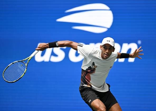 (250904) -- NEW YORK, Sept. 4, 2025 -- Felix Auger-Aliassime of Canada hits a return during the men s singles quarterfinal match against Alex de Minaur of Australia at the 2025 US Open tennis championships in New York, the United States, Sept. 3, 2025. ) (SP)U.S.-NEW YORK-TENNIS-US OPEN-MEN S SINGLES-AUGER-ALIASSIME VS DE MINAUR LixRui 