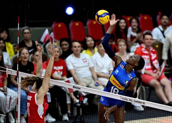 (250904) -- BANGKOK, Sept. 4, 2025 -- Paola Ogechi Egonu (R) of Italy spikes the ball during the quarterfinal match between Italy and Poland at the Volleyball Women s World Championship, WM, Weltmeisterschaft in Bangkok, Thailand, Sept. 3, 2025. ) (SP)THAILAND-BANGKOK-VOLLEYBALL-WOMEN S WORLD CHAMPIONSHIP-ITALY VS POLAND HouxZhaokang 