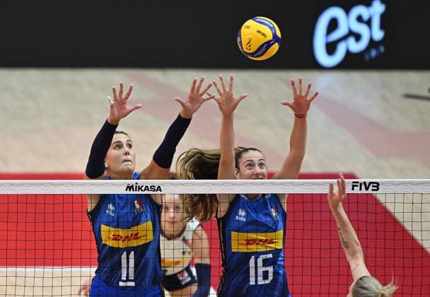 (250904) -- BANGKOK, Sept. 4, 2025 -- Anna Danesi (L) and Stella Nervini of Italy block the ball during the quarterfinal match between Italy and Poland at the Volleyball Women s World Championship, WM, Weltmeisterschaft in Bangkok, Thailand, Sept. 3, 2025. ) (SP)THAILAND-BANGKOK-VOLLEYBALL-WOMEN S WORLD CHAMPIONSHIP-ITALY VS POLAND HouxZhaokang 